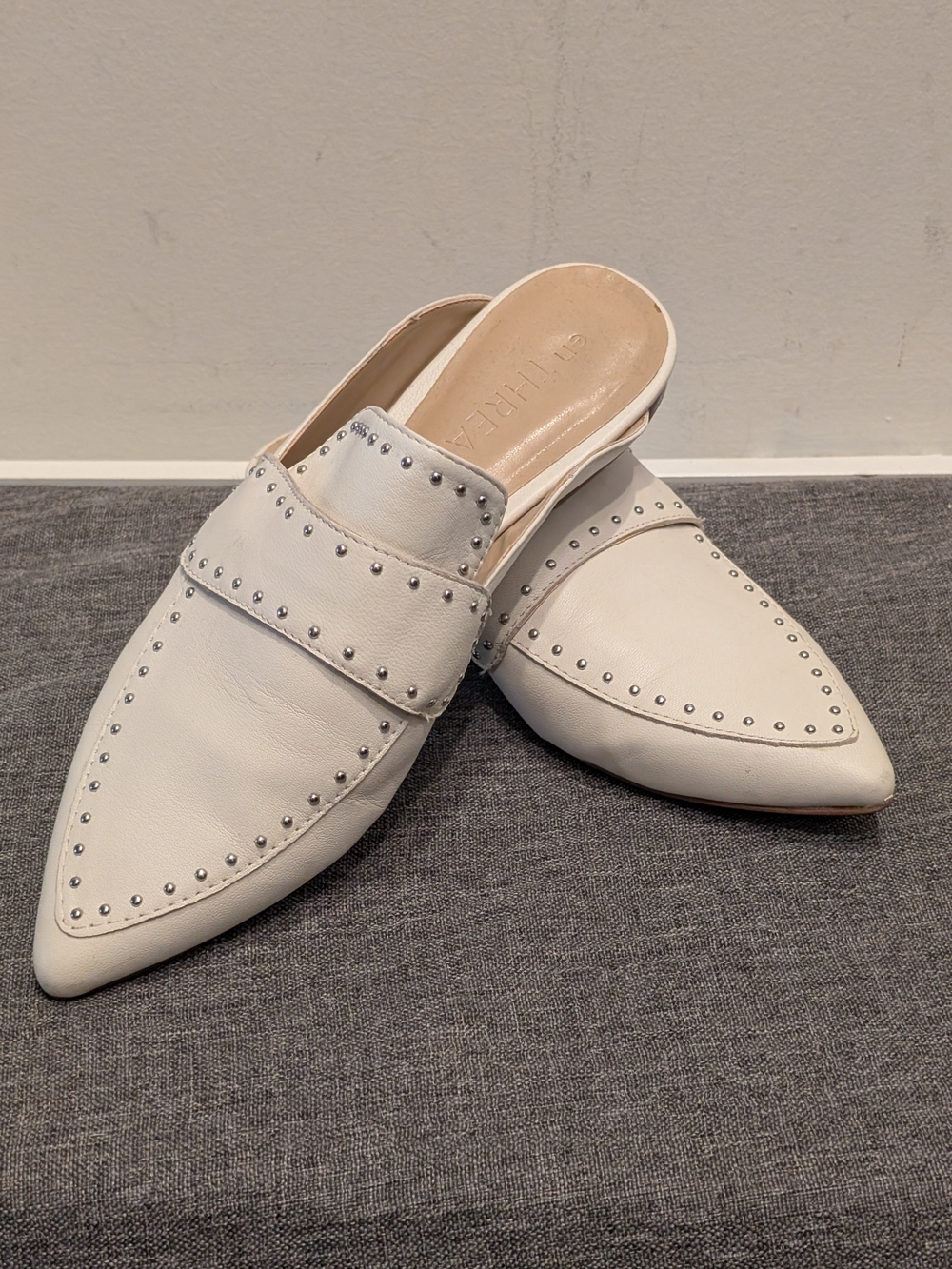 en Thread 'Darla' White Studded Leather Pointed Slip-On Mules